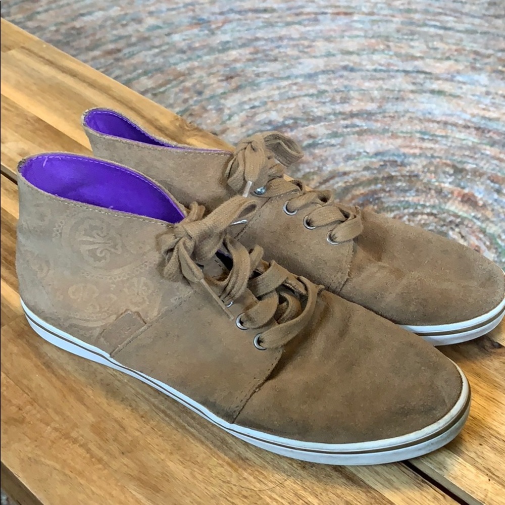 Vans suede chukka shoe with embossed details 8